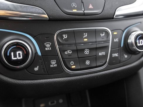 Used 2024 Chevrolet Equinox LT FWD image 30