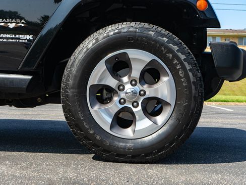 Used 2018 Jeep Wrangler Unlimited Sahara AWD/4WD image 10