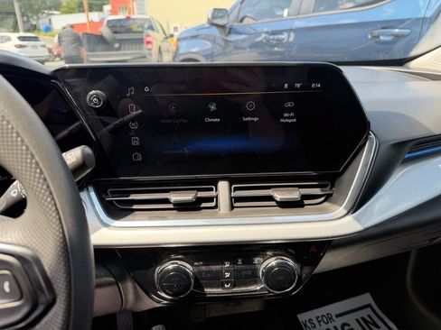 Used 2025 Chevrolet Trax LT FWD image 17
