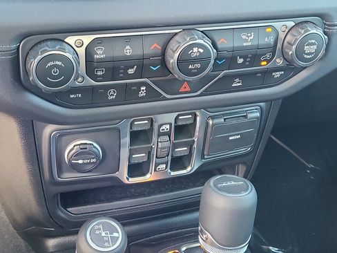 New 2025 Jeep Gladiator High Tide image 15