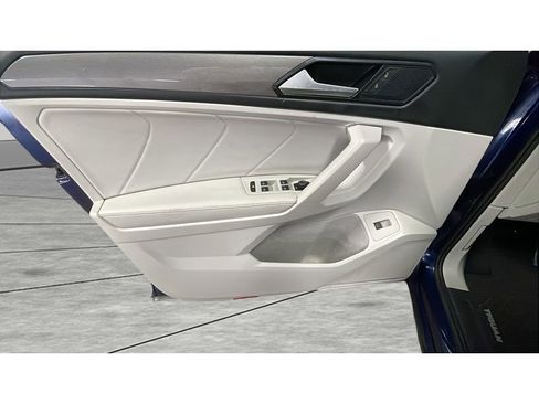 Used 2022 Volkswagen Tiguan SE image 9