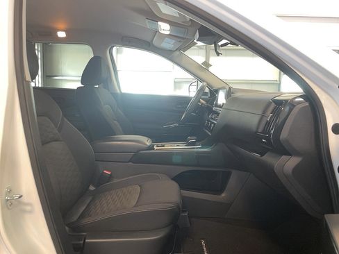 Used 2024 Nissan Pathfinder SV image 19