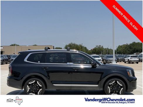 Used 2024 Kia Telluride EX w/ EX Captain's Chair Package FWD image 3