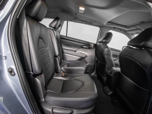 Used 2024 Toyota Highlander XLE FWD image 11