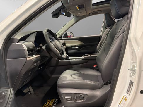 Used 2025 Toyota Grand Highlander AWD image 11