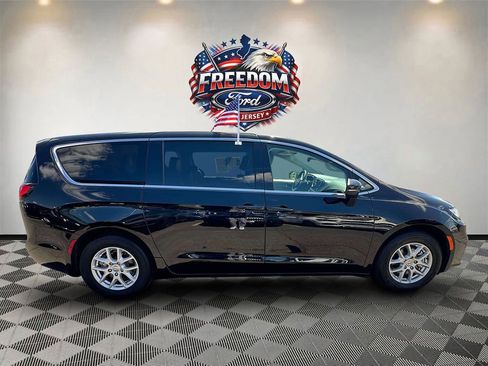 Used 2023 Chrysler Pacifica Touring-L FWD image 3