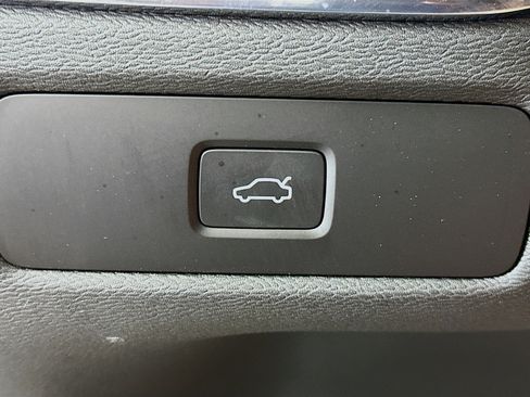 Used 2025 Volvo XC60 B5 Core image 17