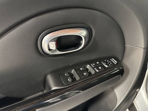 Used 2014 Kia Soul ! FWD image 16