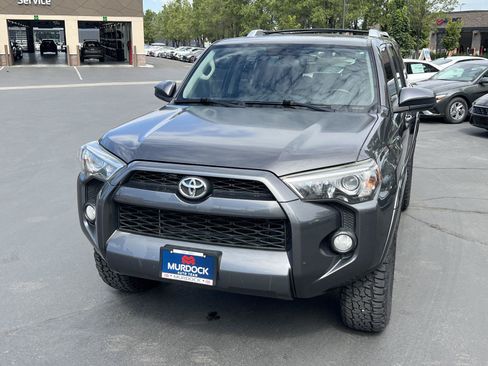 Used 2017 Toyota 4Runner SR5 AWD/4WD image 2