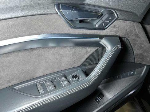 Used 2019 Audi e-tron Prestige w/ Prestige Package AWD/4WD image 32
