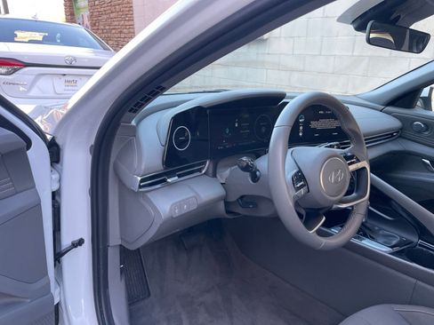 Used 2025 Hyundai Elantra SEL image 33