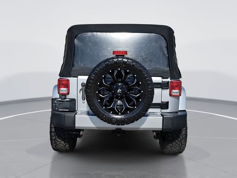 Used 2018 Jeep Wrangler Unlimited Sahara w/ Connectivity Group image 4