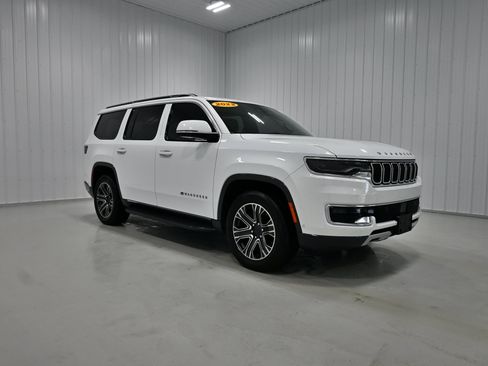 Used 2022 Jeep Wagoneer Series III AWD/4WD image 3