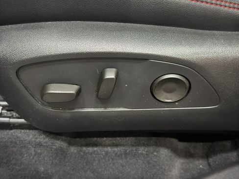 Used 2025 Chevrolet Traverse RS image 17