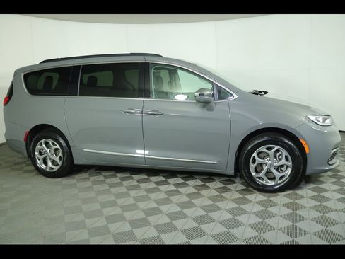 Used 2022 Chrysler Pacifica Limited image 2