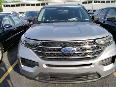 Used 2020 Ford Explorer XLT w/ Comfort Package AWD/4WD image 2
