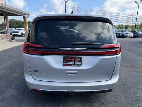 Used 2023 Chrysler Pacifica Touring-L FWD image 5