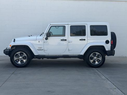 Used 2017 Jeep Wrangler Unlimited Sahara w/ Connectivity Group AWD/4WD image 8