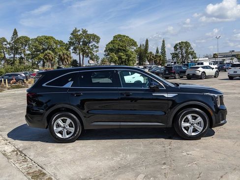 Certified 2025 Kia Sorento LX image 10