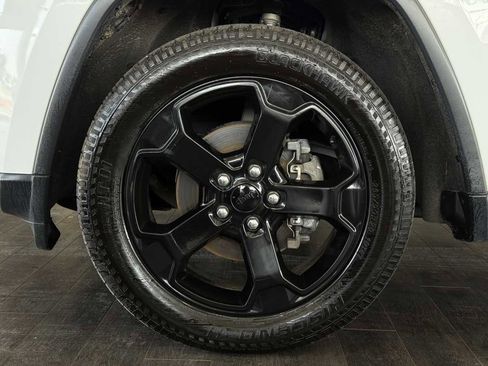 Used 2019 Jeep Grand Cherokee Laredo image 36