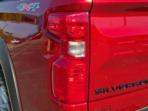 Used 2023 Chevrolet Silverado 1500 LT image 11