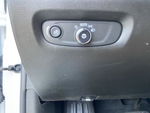 Used 2022 Chevrolet Traverse LT FWD image 40