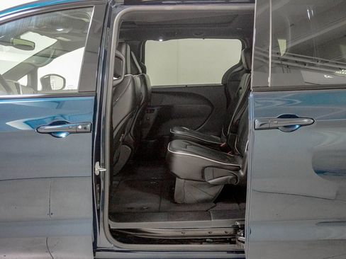Used 2025 Chrysler Pacifica Limited FWD image 39