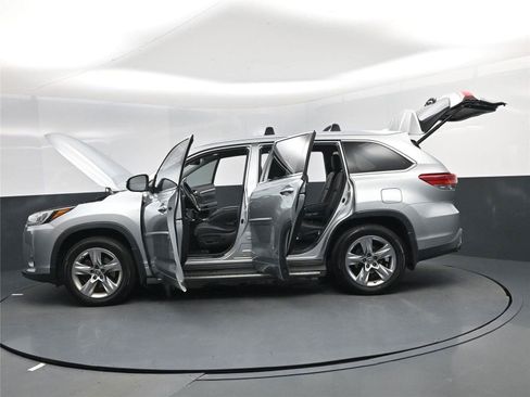 Used 2017 Toyota Highlander Limited image 34