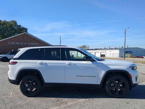 New 2025 Jeep Grand Cherokee Limited image 2