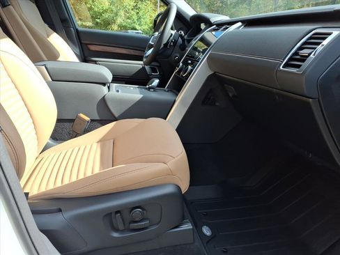 New 2026 Land Rover Discovery Dynamic SE image 3