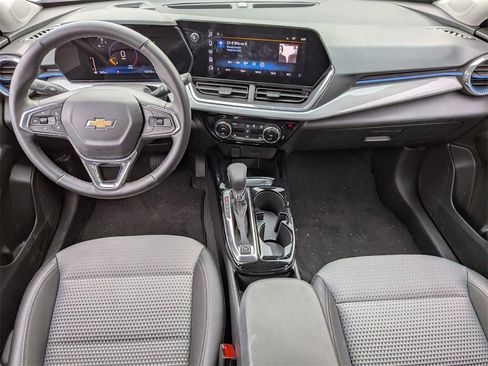 Used 2025 Chevrolet Trax LT w/ LT Convenience Package image 18