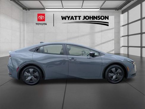 Used 2025 Toyota Prius LE FWD image 6