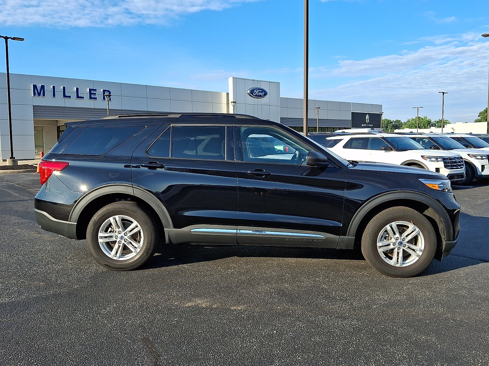 Used 2024 Ford Explorer XLT AWD/4WD image 7