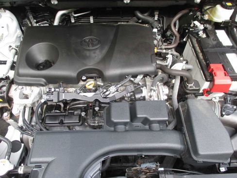 Used 2022 Toyota RAV4 LE image 8