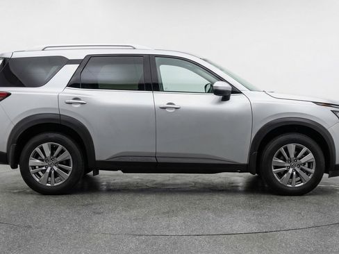 Used 2025 Nissan Pathfinder SV image 11