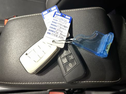 Used 2022 Volkswagen Tiguan SE R-Line image 27