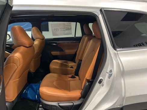 New 2026 Toyota Highlander Platinum image 17