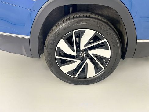 Used 2025 Volkswagen Atlas SEL AWD/4WD image 32