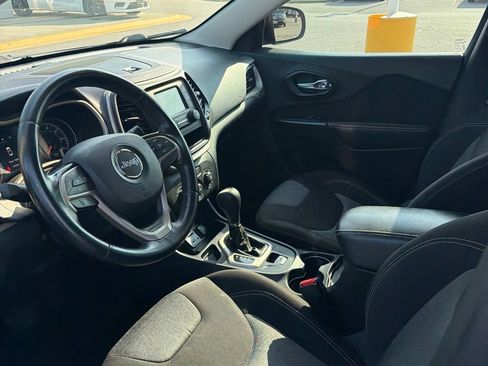 Used 2015 Jeep Cherokee Sport FWD image 4