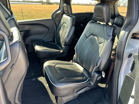 Used 2025 Chrysler Pacifica Limited image 23