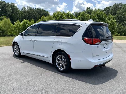 Used 2017 Chrysler Pacifica Limited w/ Advanced Safetytec Group FWD image 5