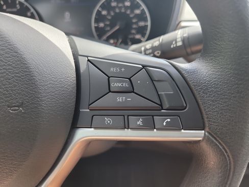 Used 2025 Nissan Altima 2.5 SV FWD image 44