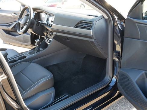 Certified 2024 Volkswagen Jetta SE image 20