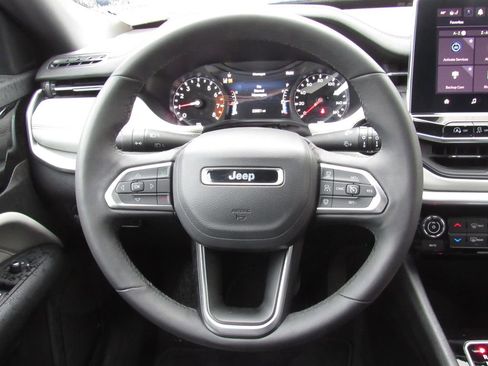 Used 2025 Jeep Compass Limited image 24