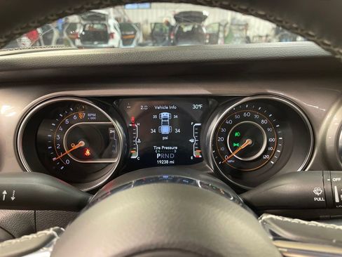 Certified 2020 Jeep Gladiator Overland w/ LED Lighting Group image 16