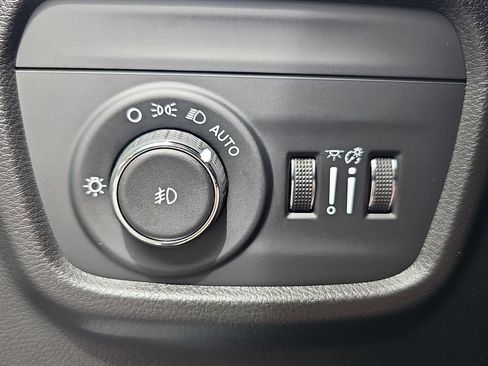 Used 2023 Jeep Grand Cherokee Overland w/ Luxury Tech Group IV AWD/4WD image 27
