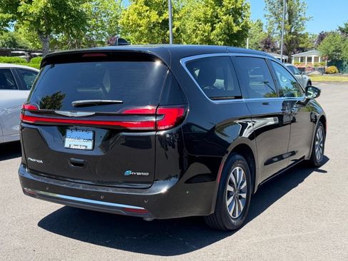 Used 2023 Chrysler Pacifica Touring-L FWD image 8