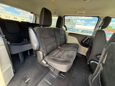 Used 2019 Dodge Grand Caravan SE w/ UConnect Hands-Free Group image 29
