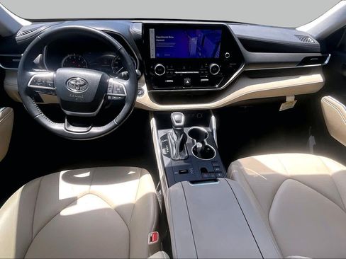 Used 2023 Toyota Highlander XLE FWD image 16