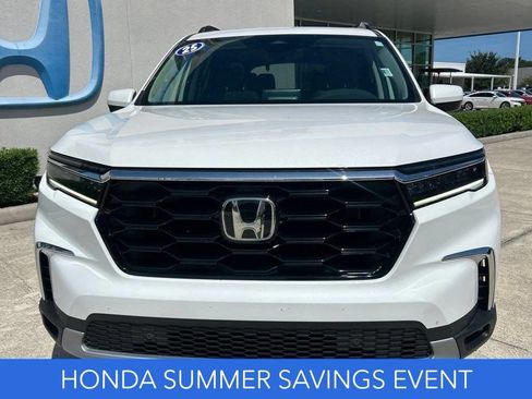 Used 2025 Honda Pilot Touring image 2